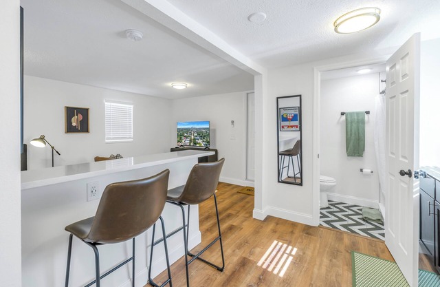 Charming grand central studio-parking, WiFi, furnished