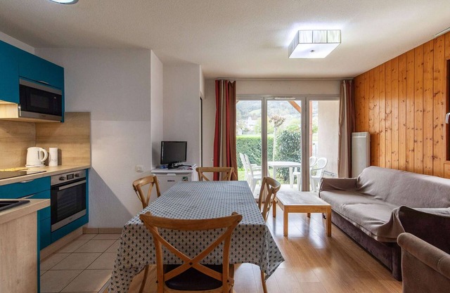 Charming Ground Floor Apartment with Garden, 2BR, Pool & Sauna Access, Luz-Saint-Sauveur