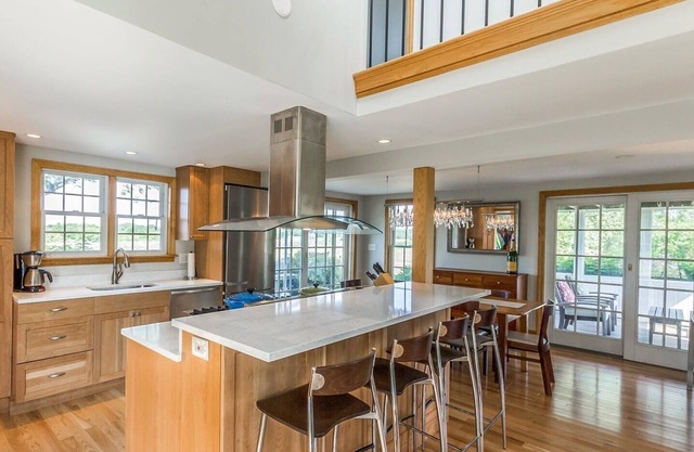 Charming guest house set on horse farm, walk to downtown Edgartown
