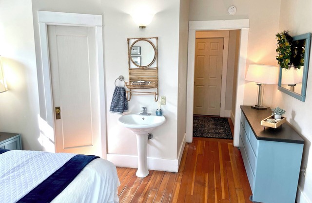 Charming Historic cottage close to downtown Fairbanks