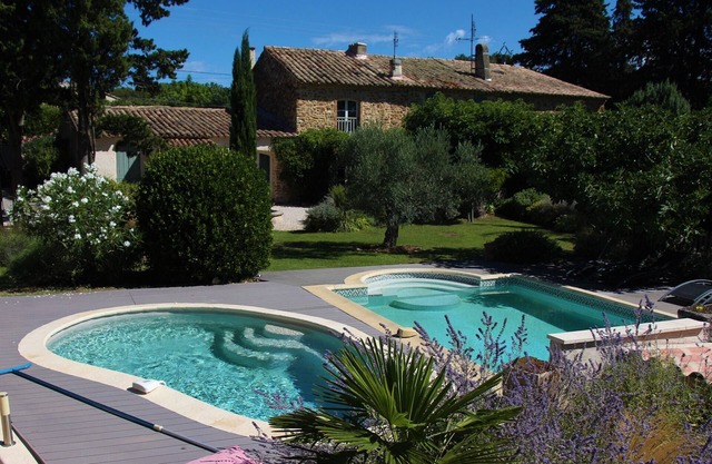 CHARMING HOLIDAY IN PIOLENC VAUCLUSE PROVENCE for 12 to 13 people