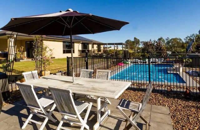 Charming home in Jimboomba. Perfect for groups of 8. Relaxing stay assured!
