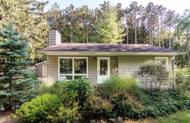Charming home in the heart of Sawyer!