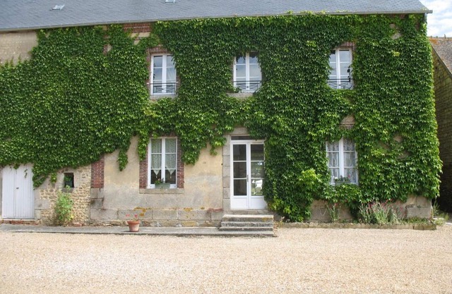 Charming house in Bures near Perche with garden and Wi-Fi
