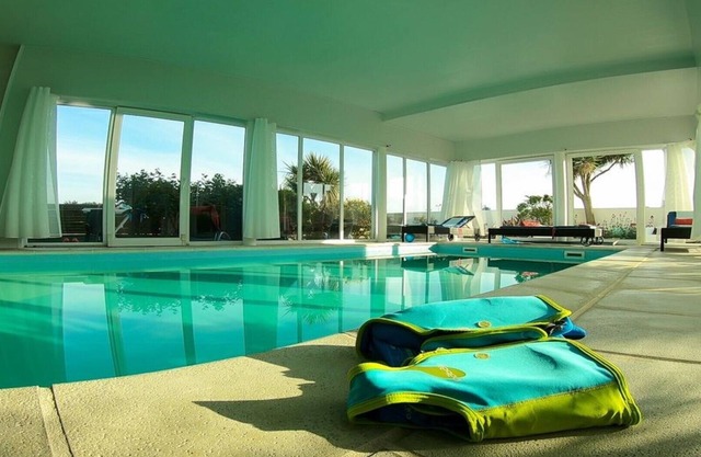 Charming house with sea view & indoor pool -Brittany, 20 m from beach.