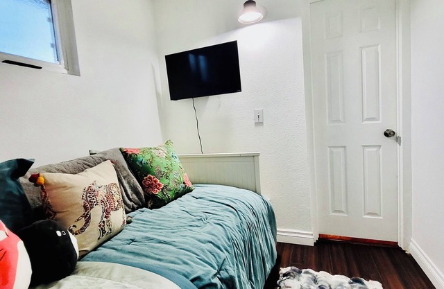 Charming house with WiFi and AC in wonderful Santa Ana