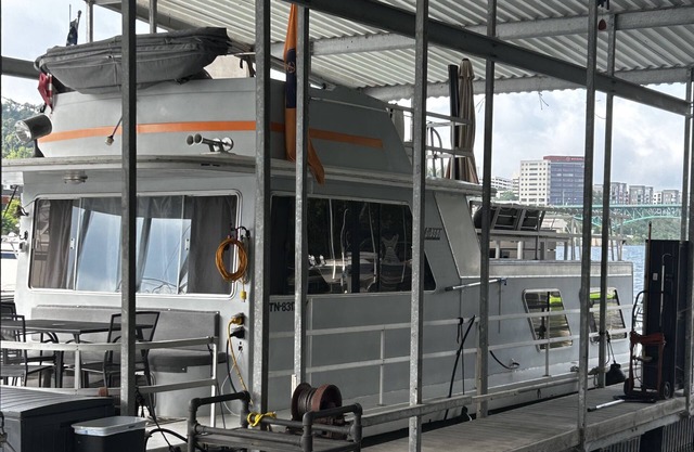 Charming houseboat with 2+ bedrooms, awesome riverfront location in Knoxvillen