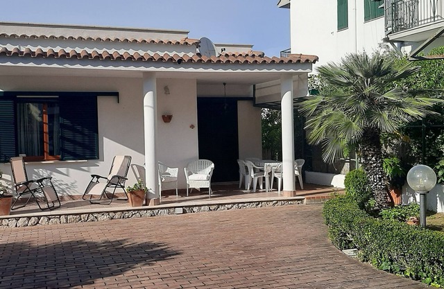 Charming independent villa with garden near the sea and near Rome