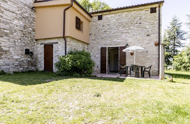 Charming independent farmhouse of about 100 sqm, perfect for 4 people, structured on two levels (second floor accessible by stairs).The property is a Rustico dating back to the 19th century, completely renovated, and is located in the heart of Val Metaur