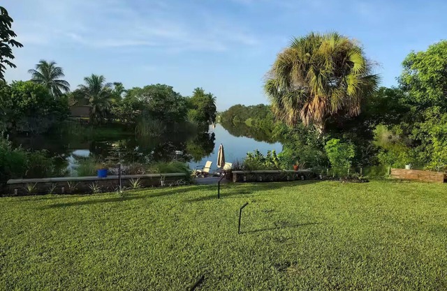 Charming Lakefront RV with AC in Pompano Beach