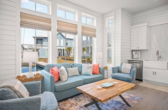 Charming Lakefront Cottage with Breathtaking Views in Cinnamon Shore South