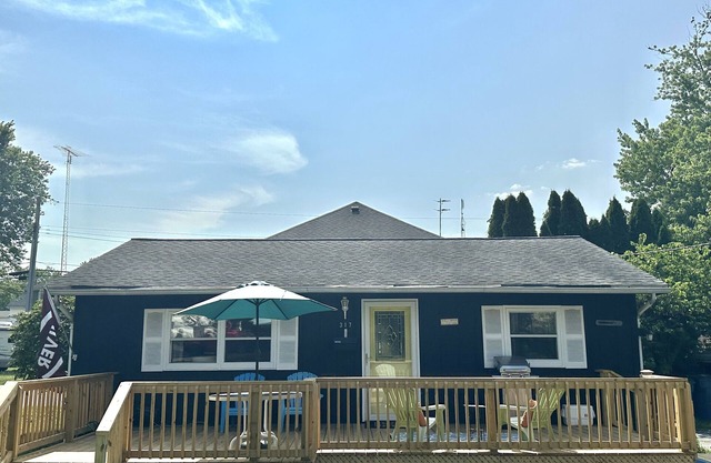 Charming Lakehouse with huge yard - downtown Culver!