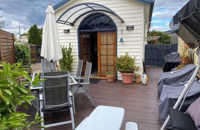 Charming little character home , 20 min walk to city centre, close to everything