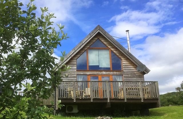 Charming log cabin with great views over beautiful Loch Awe and mountains beyond