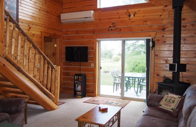 Charming Log Cabin with Wood Burning Fireplace – 1 mile from Downtown Hayward