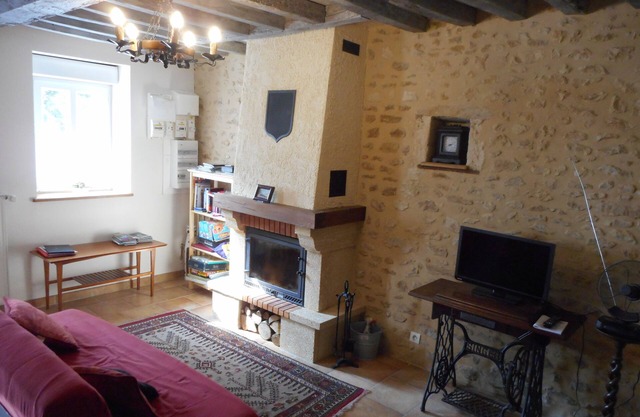 Charming longere gite, fully equipped, 2 en suite bedrooms + heated pool WiFi