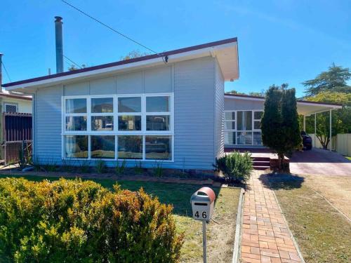 Charming Mid Century Bungalow- Entire home