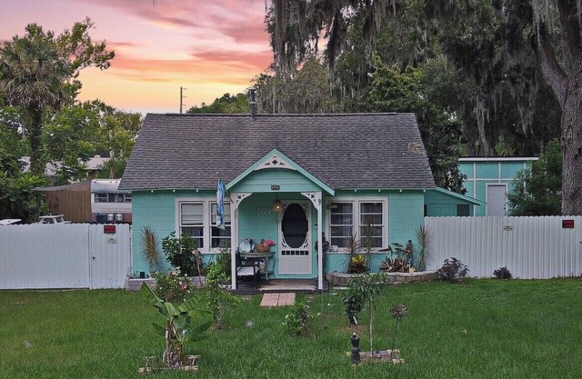 Charming Mount Dora Cottage Getaway – Walk to Lake & Downtown!