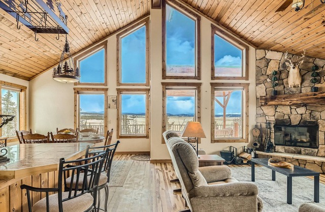 Charming mountain cabin in Fairplay w/ private hot tub and epic views