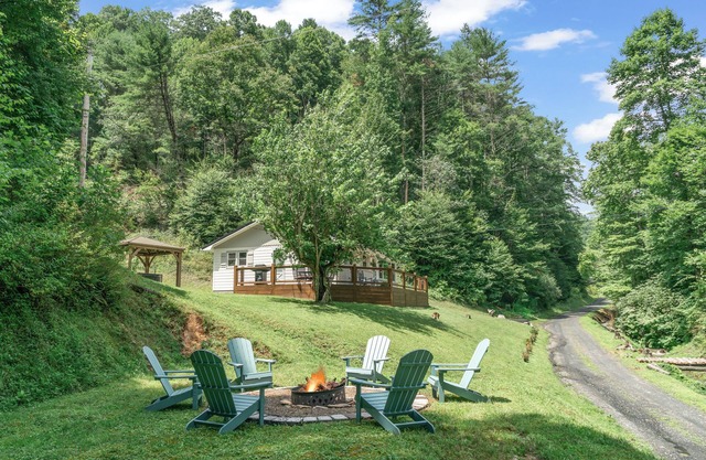 Charming Mtn Cabin, Hot Tub+Fire Pit, Private, WiFi, Grill, Near Green Mtn Area!