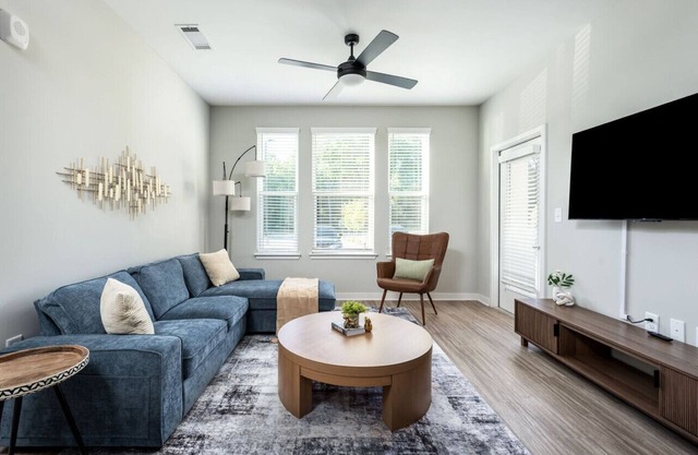 Charming, New Apt | Pool | Long Stays