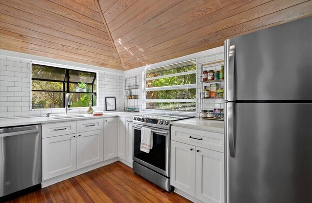 Charming Northwood Cottage. n