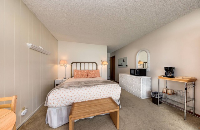 Charming oceanfront studio w/easy beach access and stunning ocean views