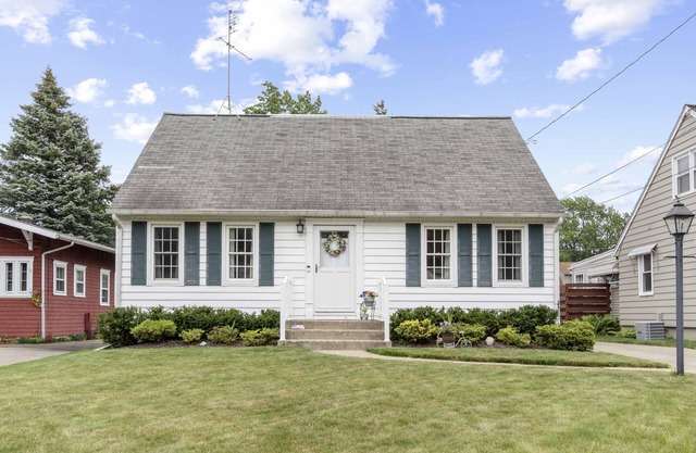 Charming Presque Isle Home w/Lake Access