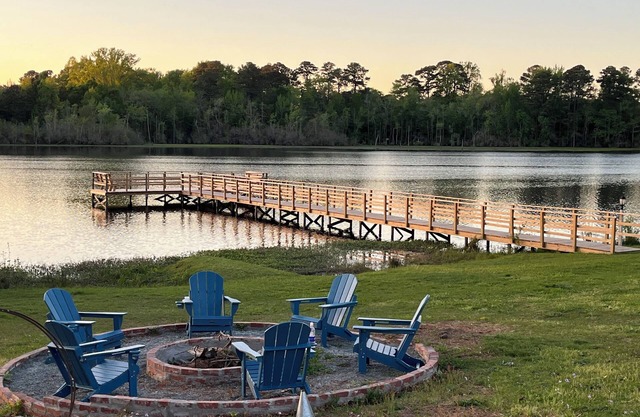 Charming private 4-bedroom house with lake, ingroundpool,dock in Delightful Dunn
