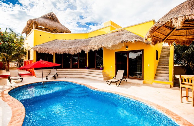 Charming Private Retreat sleeps 6 with ocean views! Special Low Season Rates