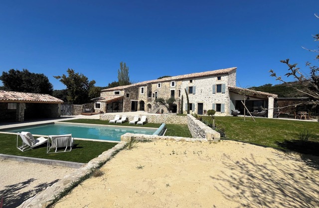 Charming Provencal farmhouse with swimming pool near the Château de Grignan