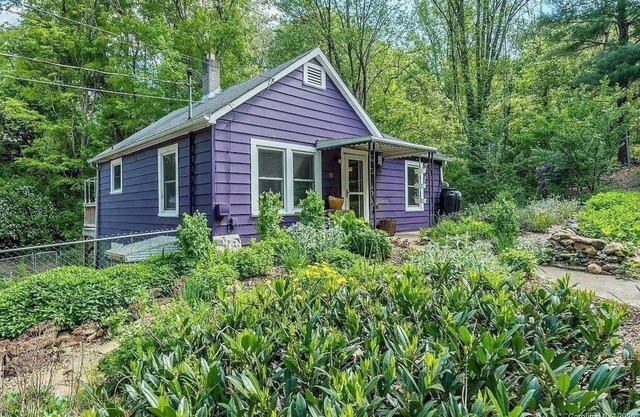 Charming Purple Cottage located 10 minutes from Downtown Asheville
