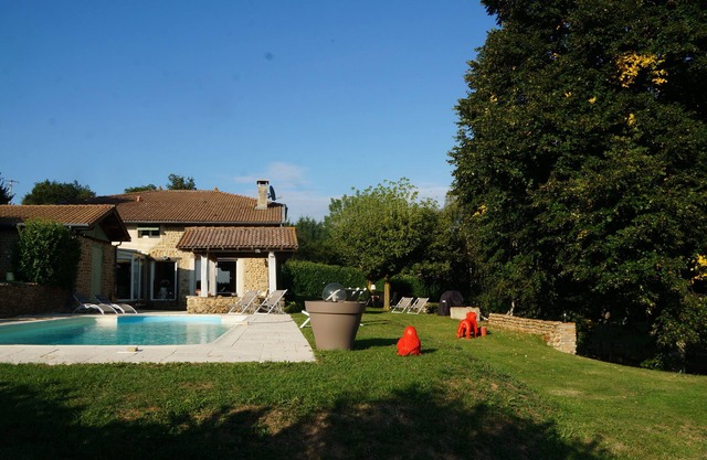 Charming residence with private pool in wooded grounds