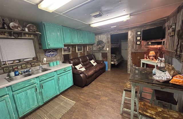 Charming Ranch Retreat: Cozy 2-Bedroom Sleeps 9!