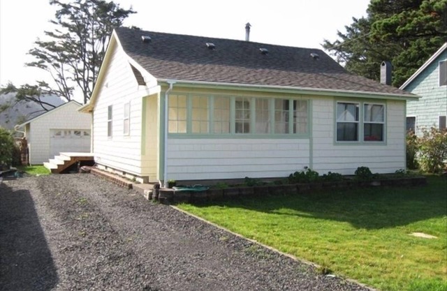 Charming Renovated 1922 Bungalow in Heart of Yachats Village
