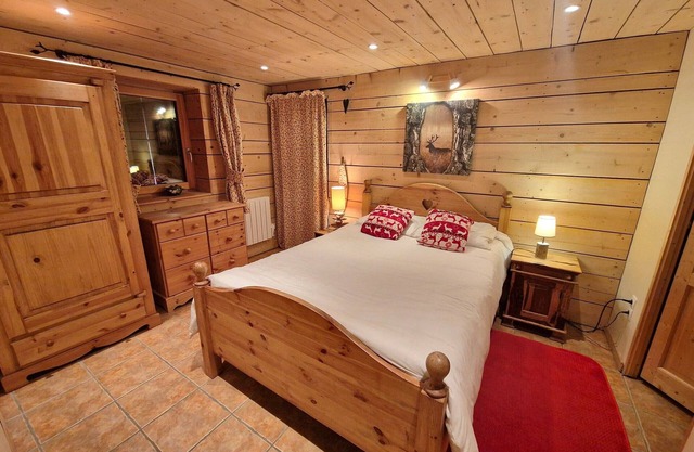 Charming renovated chalet, sleeps 8, Valfréjus