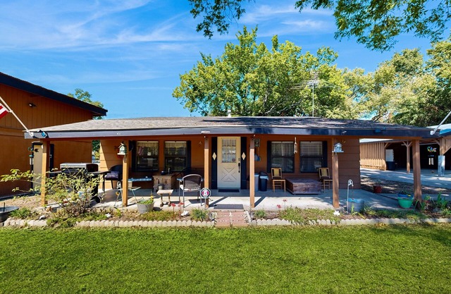 Charming retreat house with cozy living spaces, jetted tub, and Pet-friendly