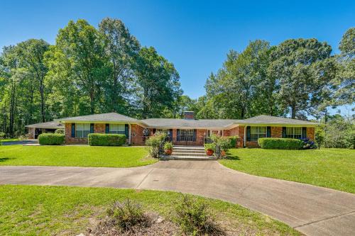 Charming Retreat with Patio Near GramblingandRuston!