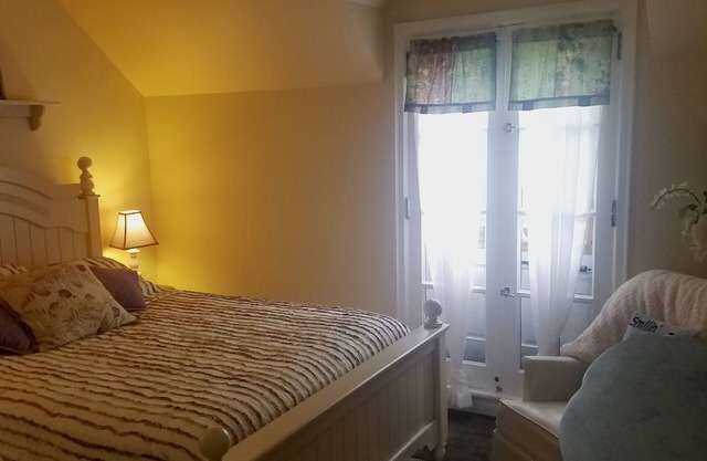 Charming room in lovely Northfield with WiFi, AC