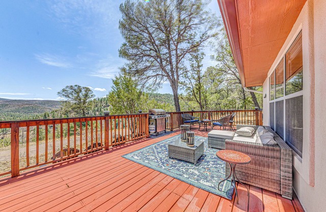 Charming Ruidoso House w/Deck & Mountain Views!