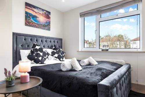 Charming Serviced Ensuite Modern Studio - Sleeps 2 - Near Wembley Stadium - Good Transport Link to Central London - Harrow HA3