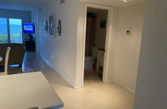 Charming Short-Term 3-7 months 2-bedroom condo in marvelous Jensen Beach.