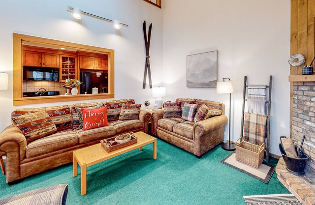 Charming ski-in/ski-out condo with fireplace, washer/dryer, tennis
