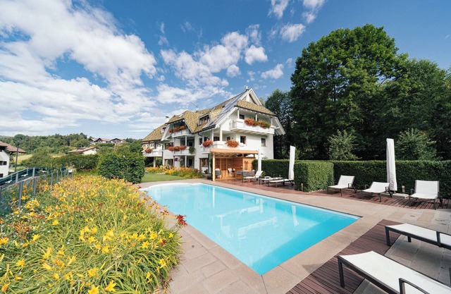 Charming, Small Ocean Apartment in Villa Anina with Pool