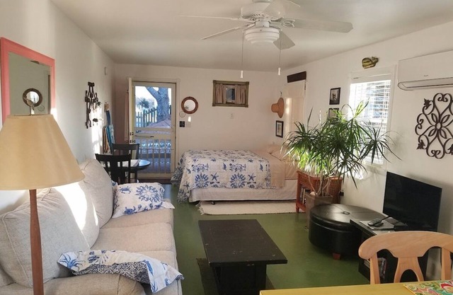 Charming Spacious Bungalow. Close to Beach. Clean. Lots of thoughtful extras!