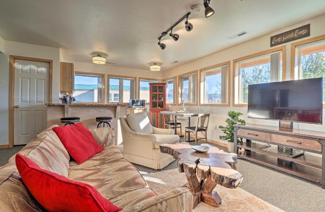 Charming Studio - 3 Miles From Kolob Canyons!