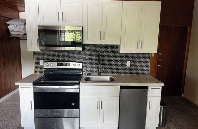 Charming studio condo w/a full kitchenette walking distance to beach