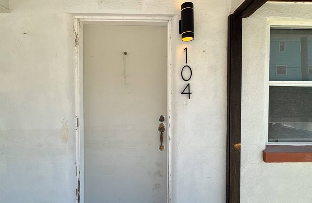 Charming studio with WiFi and AC in delightful Treasure Island