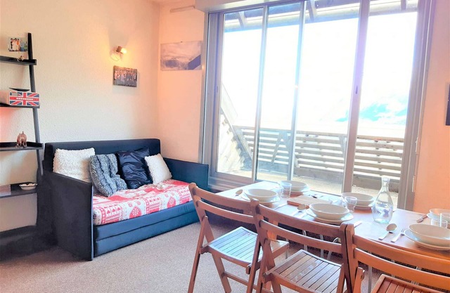 Charming Studio with Cabin, Sleeps 6 - Ski-In/Ski-Out, Fully Equipped, Ski Locker, and Elevator