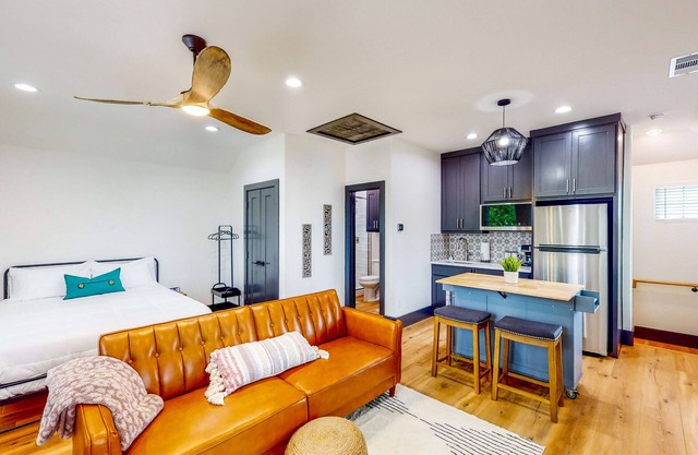 Charming studio with kitchenette, central AC